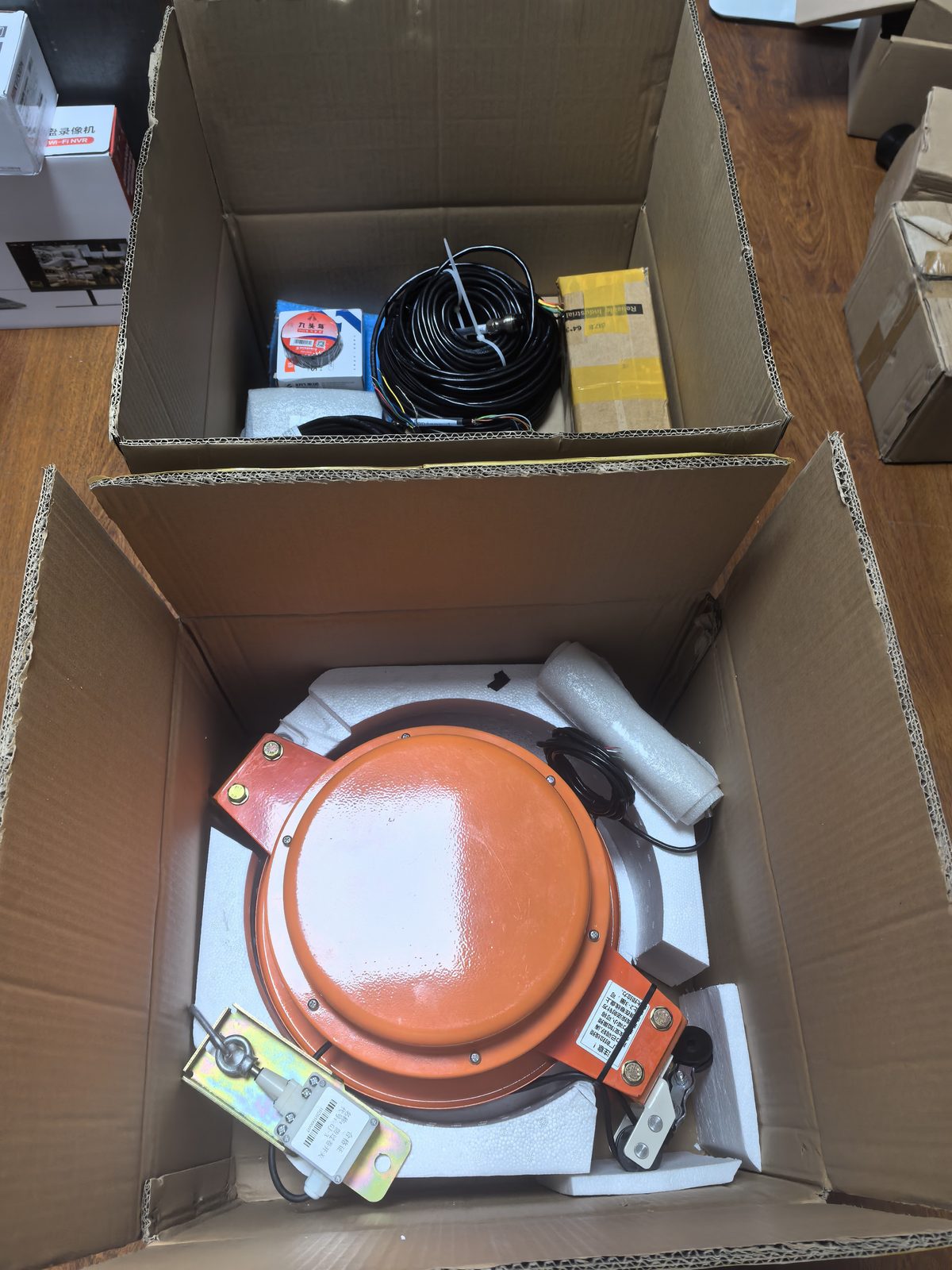 Carton with an orange reel sensor and accessory parts