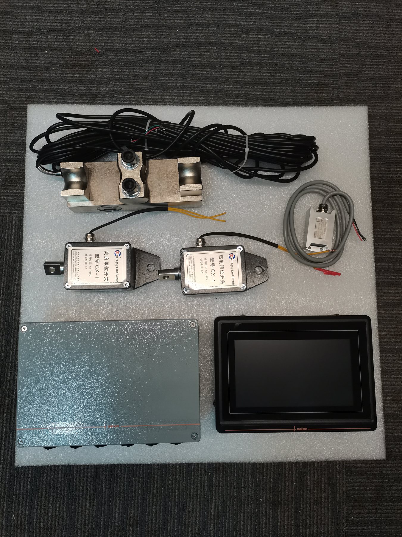 Kit tray with a collector, load cells, cable and a terminal face